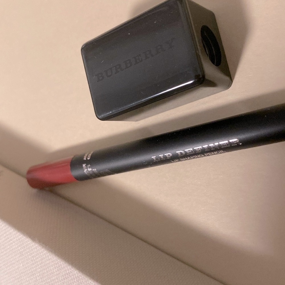 NIB [Burberry] Luxe Lip Definer Shaping Pencil & Sharpener in Bright Plum No. 7 - Picture 5 of 16